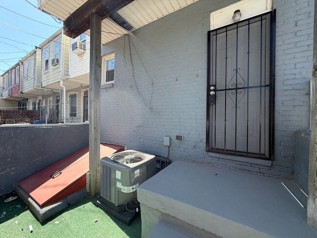 Building Photo - 733 N Linwood Ave