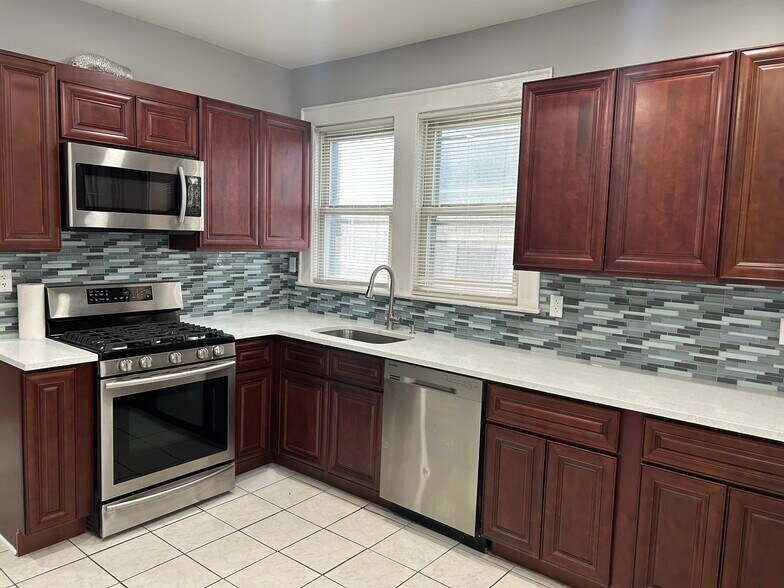 Primary Photo - 10 Adams St