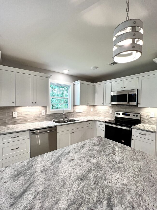 Building Photo - LUXURIOUS TOWNHOME ON THE WEST SIDE OF LEB...