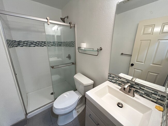 Building Photo - Beautiful 3 Bedroom 3 Bath Townhome with Loft in Orange!