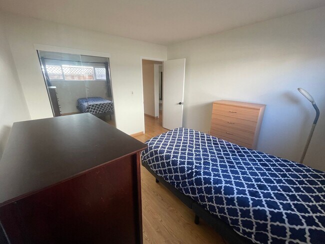 Building Photo - SAN JOSE - Beautifully Maintained 2/1 Sing...