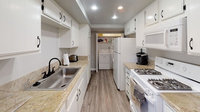 Building Photo - 2/2 Downstairs Condominium located in San ...