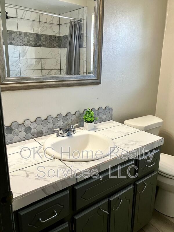 Building Photo - 1706 Surrey Pl