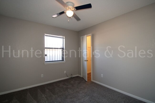 Building Photo - Delightful Duplex!