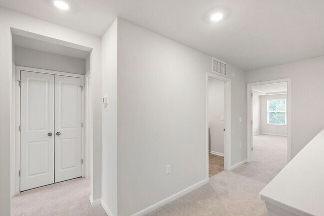 Building Photo - Bright & Beautiful! Modern 3-Bedroom Townh...