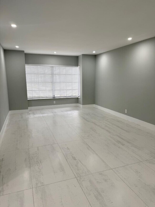 Building Photo - 2191 NE 68th St