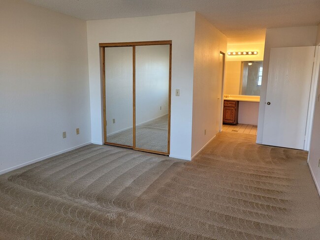 Building Photo - Affordable 2bed/2 bath Condo is Beautiful ...