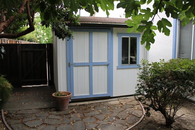 Building Photo - Gorgeous Single Story 3 Bedroom, 2 Bath wi...