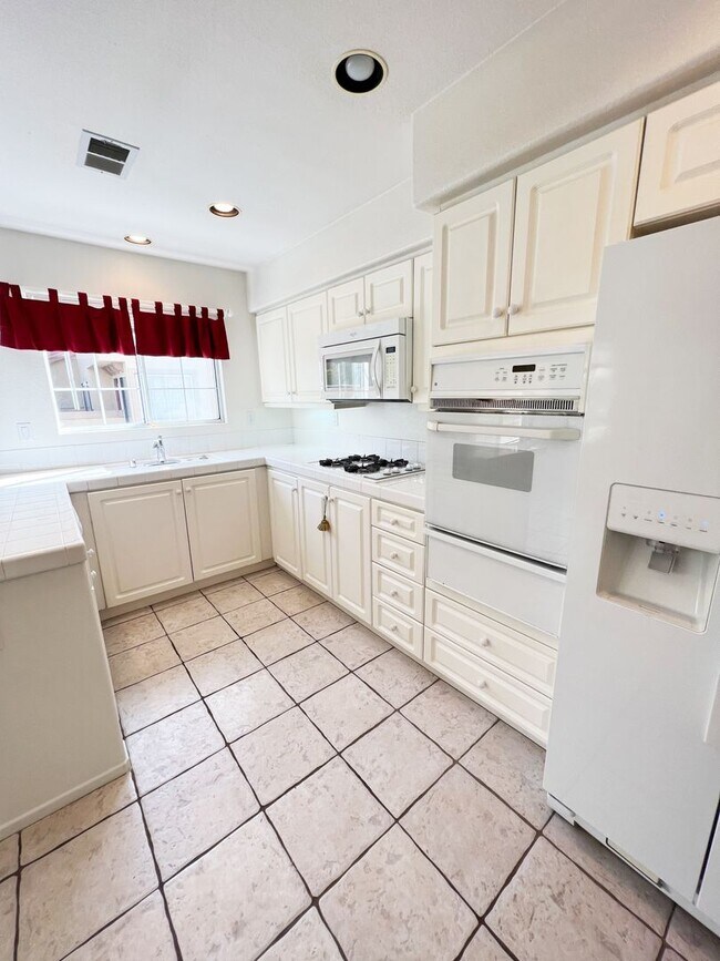 Building Photo - Large Townhome - 3 Bed/ 3 Bath with 2 car garage in Carmel Valley!