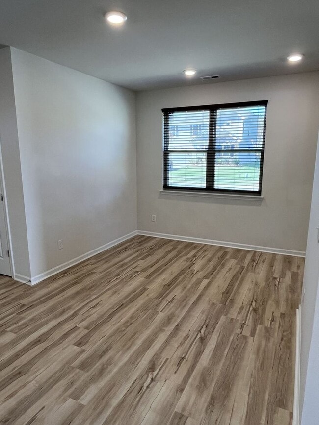 Building Photo - Spacious 5 Bed home in East Charlotte