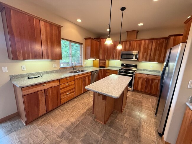 Building Photo - Spacious 3 Bed/3.5 Bath Home with Two Prim...