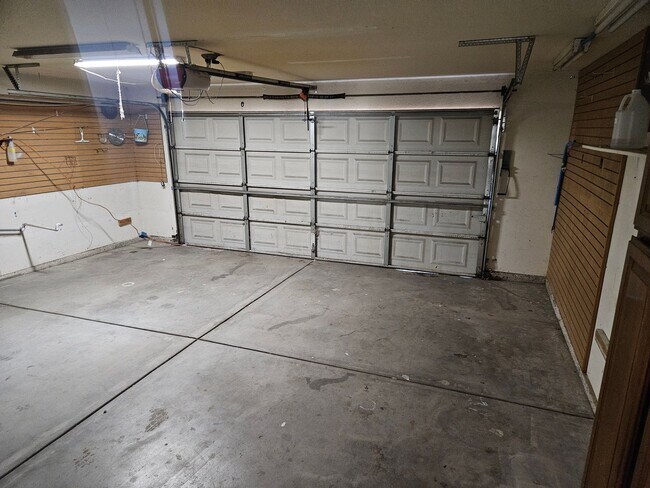 Building Photo - 23089 Pahute Rd
