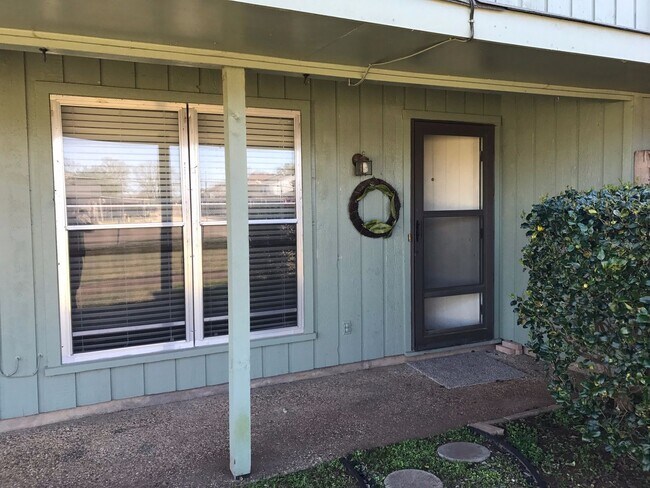 Building Photo - 2BR/1.5BA town home by LSUS (River Oaks)