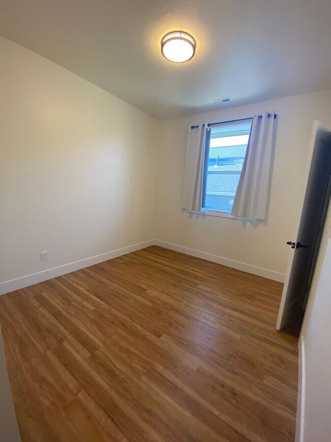 Building Photo - Mead School District-Upper unit Duplex 3 beds,2 bath Available June 10th