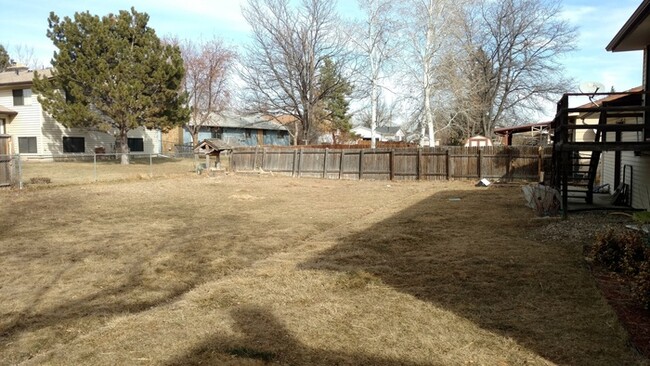 Building Photo - Large 3 Bedroom, 2 Bathroom Home in the Th...