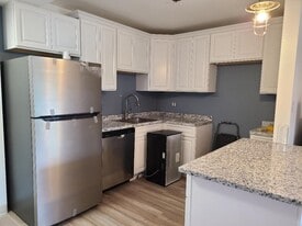 Building Photo - 1800 Roundhill Rd