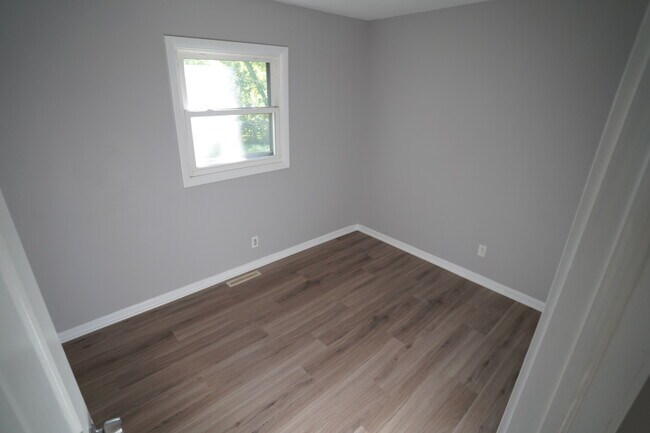 Building Photo - 1501 N Freund Ave