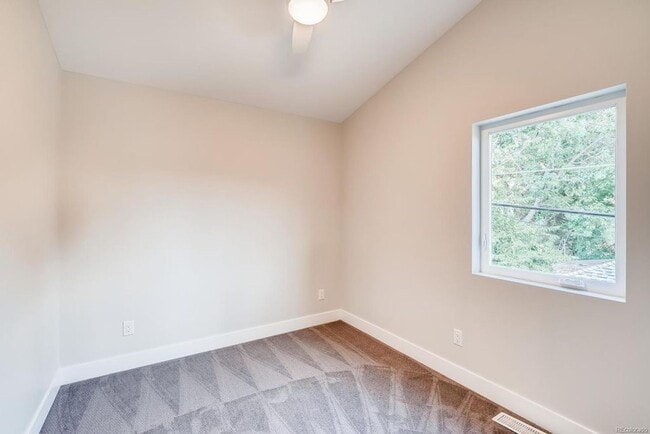 Building Photo - Modern 2 Bed/1 Bath in the Heart of Tennyson! AVAILABLE 5/1!