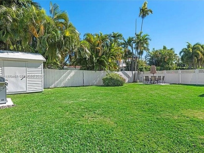 Building Photo - 5371 N Bay Rd