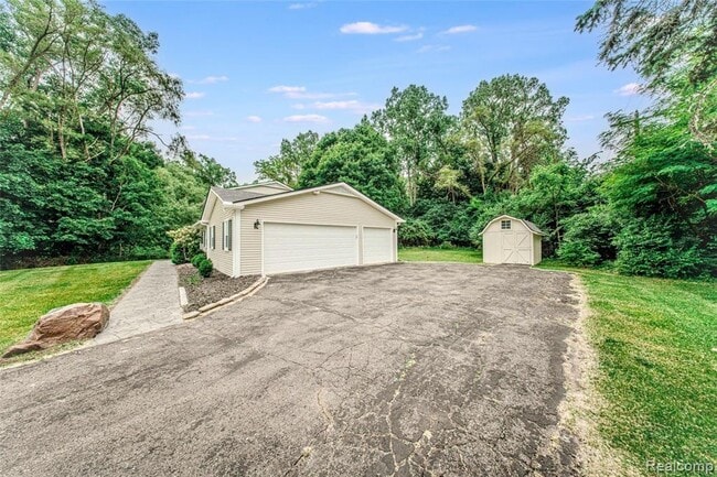 Building Photo - 21993 Riverview Dr
