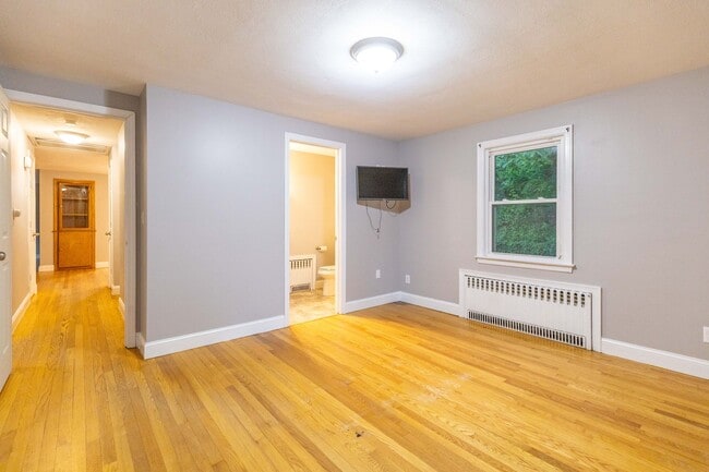 Building Photo - 3 Bedroom, 2 Bathroom home with Finished B...