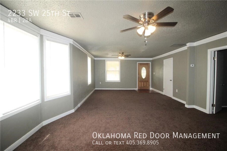 Building Photo - 2233 SW 25th St