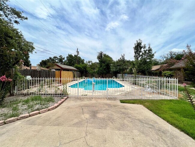 Building Photo - Prestigious Linwood Acres / .44 acres / Rockdale, TX / Swimming Pool