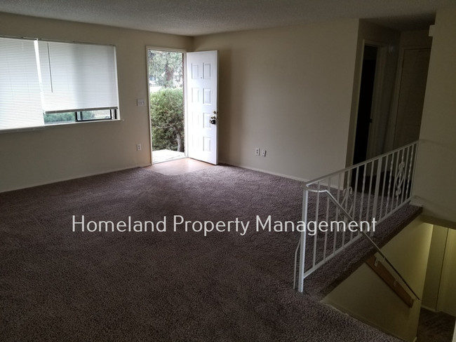 Building Photo - Fully Fenced 3 Bedroom Duplex