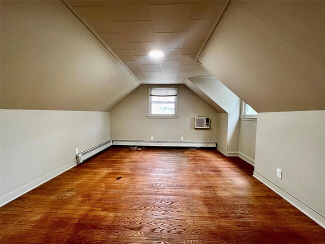 Building Photo - 131 Goldenrod Ave