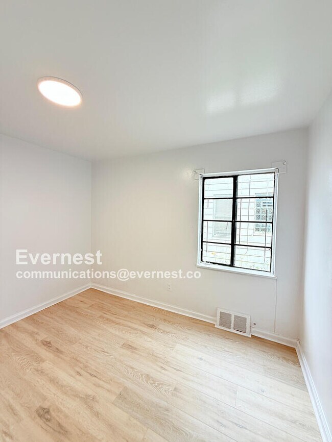 Building Photo - 18184 Riopelle St