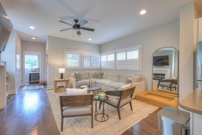 Building Photo - Luxurious 4BR Home Close to 12 South