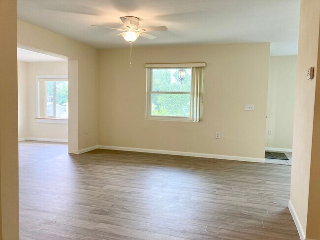 Building Photo - Clean ready to go 2/1 in Beverly Hills!