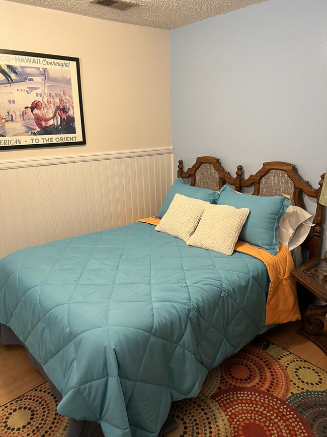 fuill bed - 1044 Lakeside Ct