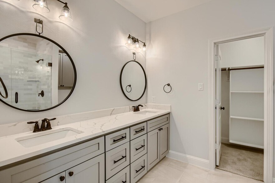 Building Photo - Stylish & Modern Home for Rent in the Heart of Dallas!