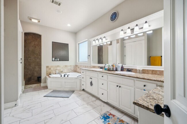 Building Photo - Stunning 5 bedroom 4.5 bath in Stonebrooke Glenn