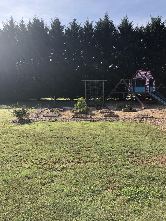 Building Photo - 1020 Joie Dr