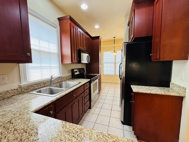 Building Photo - 204 Heights Ln