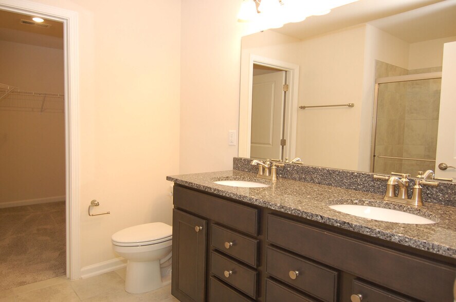 Building Photo - 331 White Oak Ridge Dr