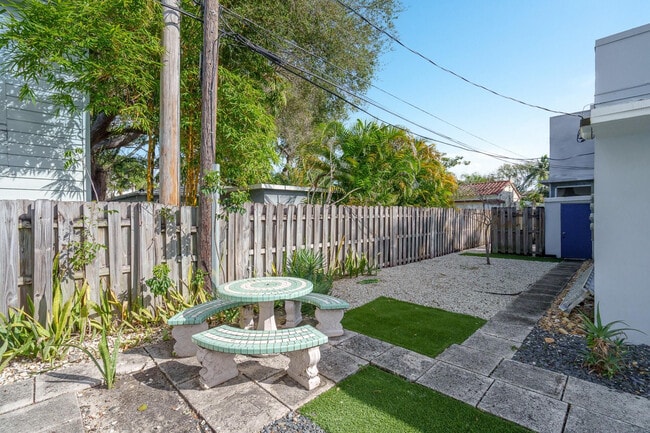 Building Photo - 1503 NE 4th Ct