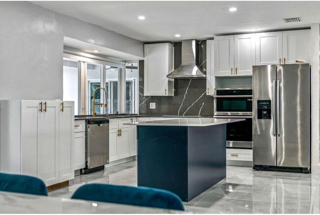 Building Photo - 4811 Hayes St