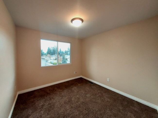 Building Photo - Lovely Split-Level Home in Federal Way - S...