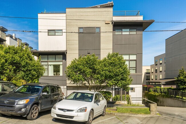 Building Photo - 722 3rd Ave N