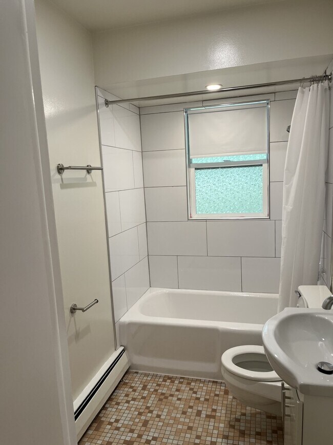 Building Photo - 209 W Maple Ave