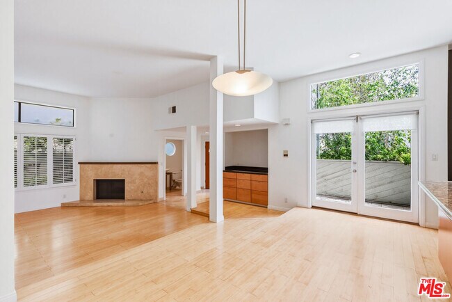 Building Photo - 832 15th St