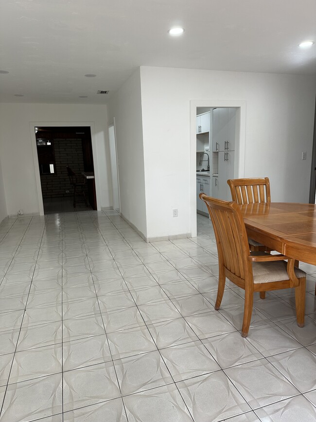 Building Photo - 811 NE 2nd Pl