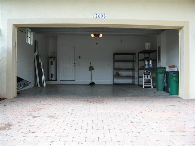 Building Photo - 6501 Sandpiper Dr