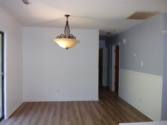 Building Photo - 3 Bedroom 1 1/2 Bath Home on 1 Acre in Newport