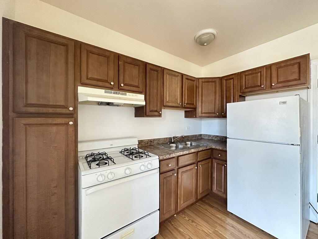 Building Photo - 2600 N Kimball Ave