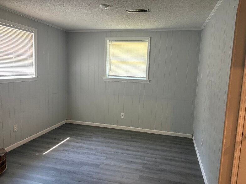 Building Photo - 124 Englewood Rd