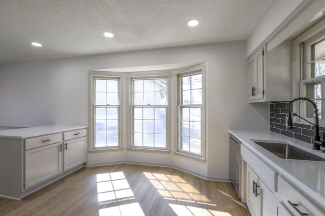 Building Photo - 902 Kingston Ct